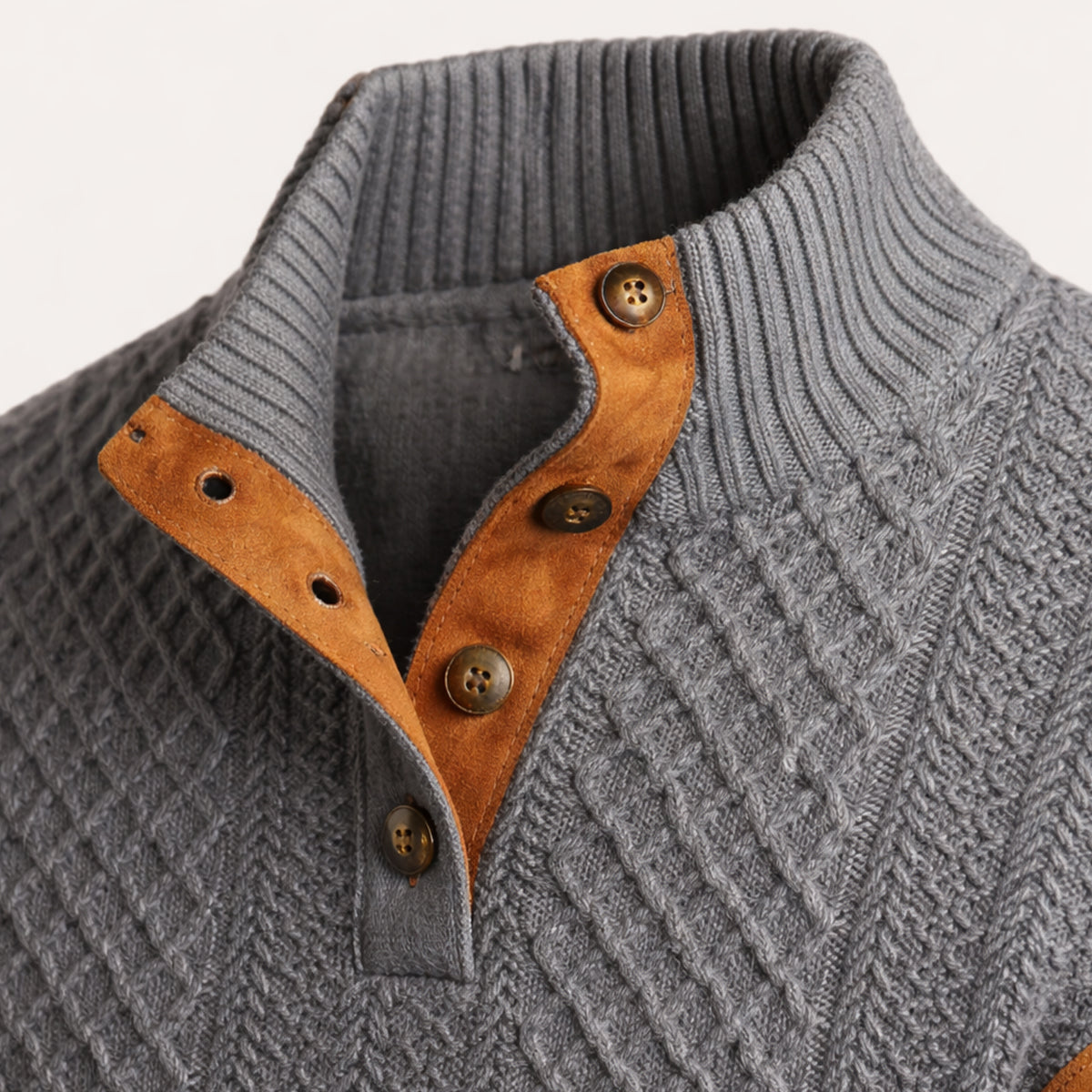Strickjacke mit Zopfmuster und Knopfleiste