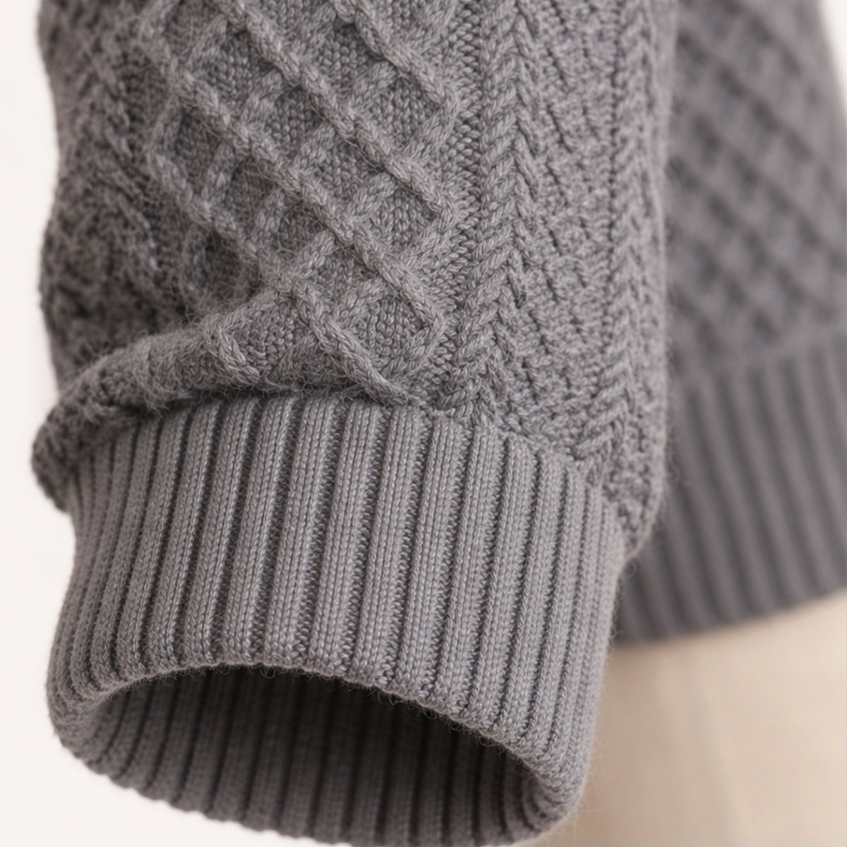 Strickjacke mit Zopfmuster und Knopfleiste