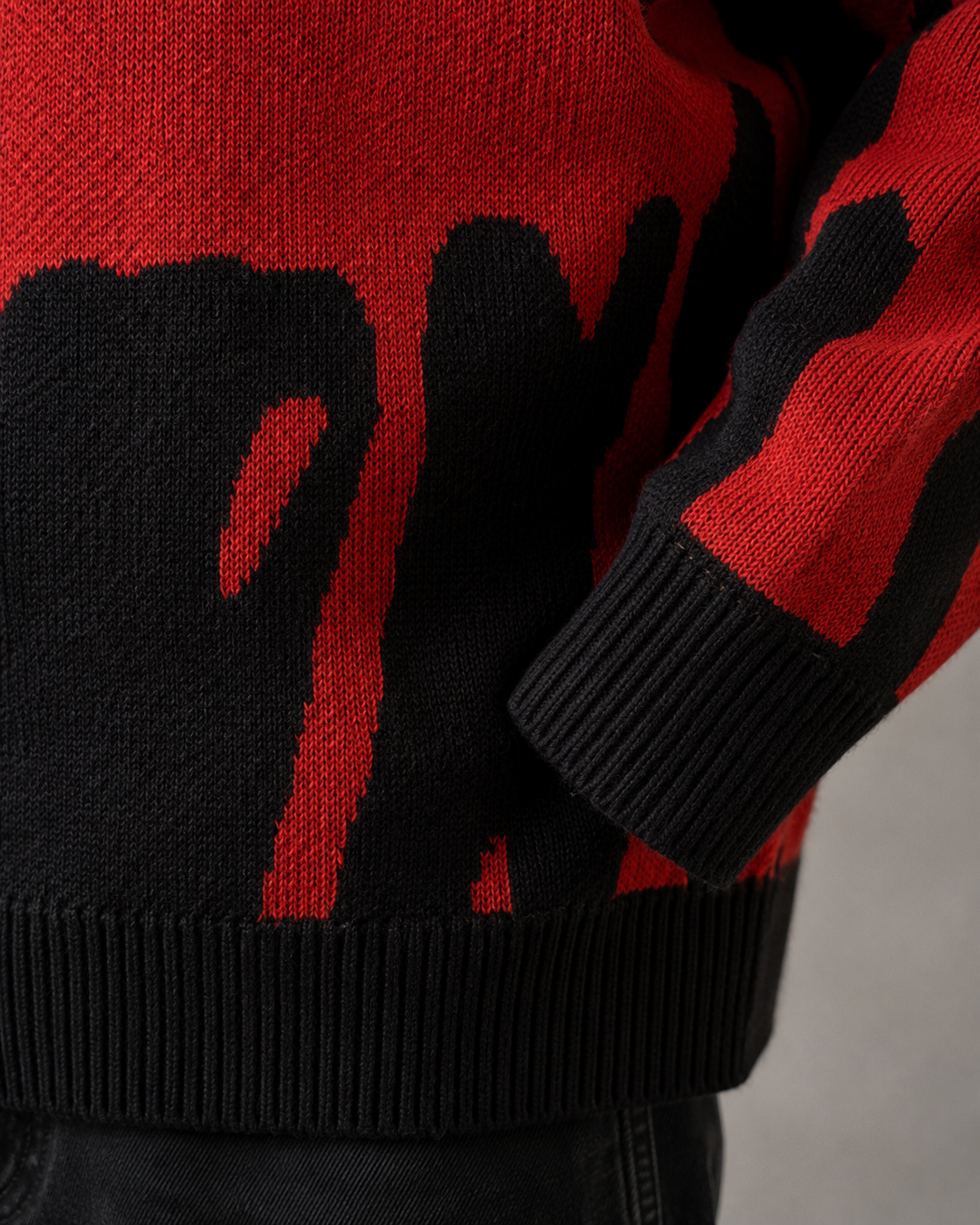 Herren-Strickpullover mit abstraktem Muster und überschnittenen Schultern