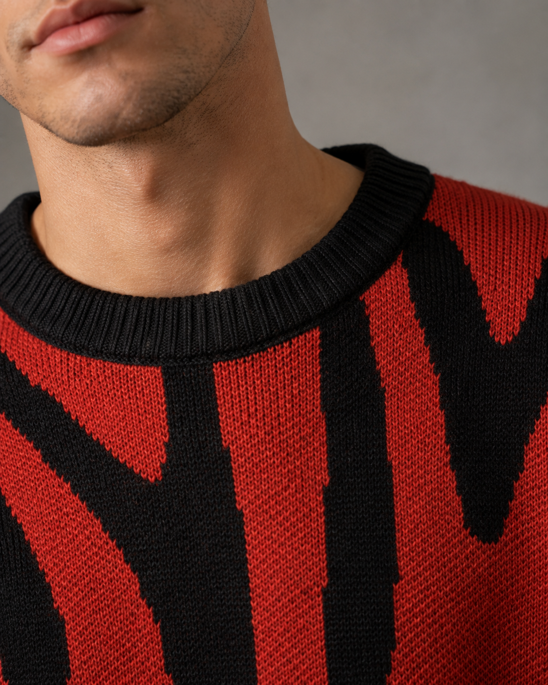 Herren-Strickpullover mit abstraktem Muster und überschnittenen Schultern